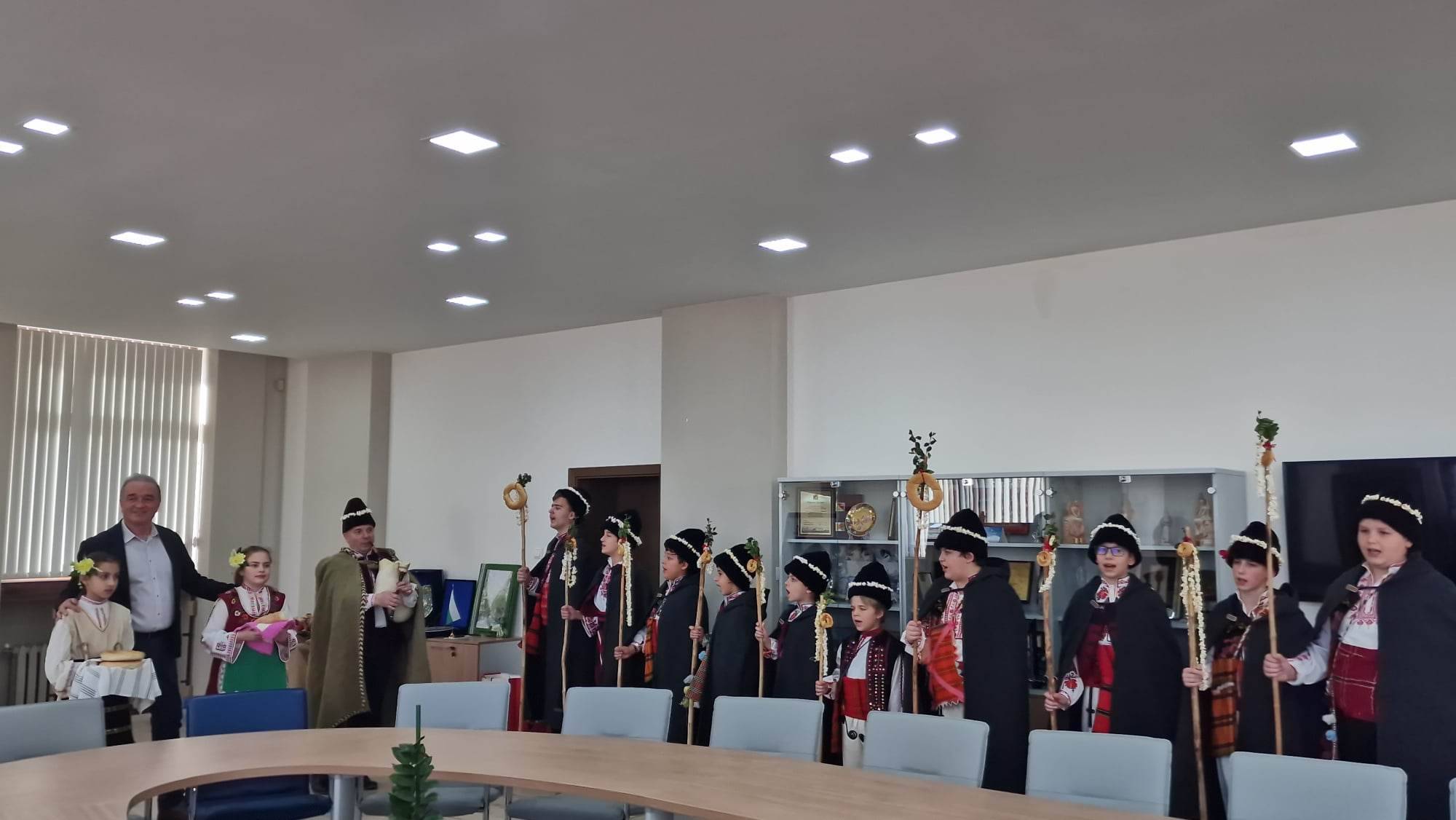 Коледари поздравиха кмета на Асеновград д-р Грудев и жителите на целия град